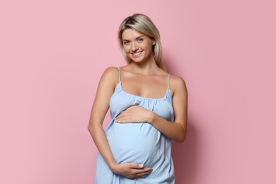 Photo of Portrait of beautiful pregnant woman on pink background