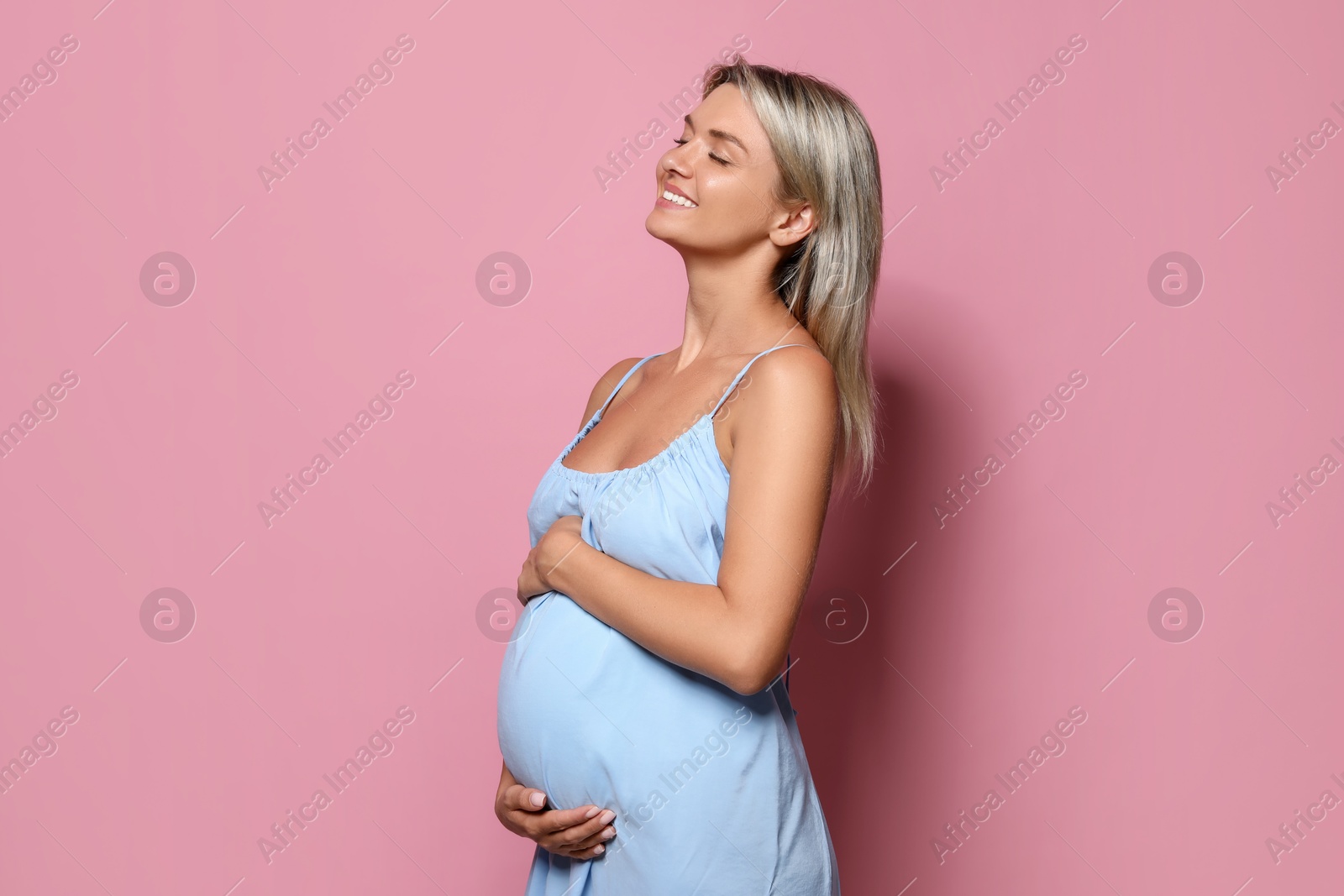 Photo of Portrait of beautiful pregnant woman on pink background