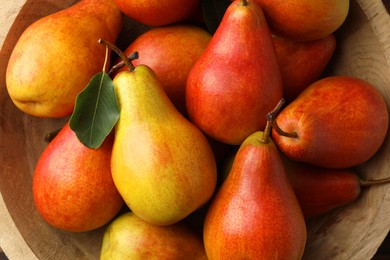 Photo of Ripe juicy pears in bowl, top view