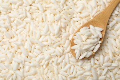 Photo of Wholegrain puffed rice and wooden spoon, top view