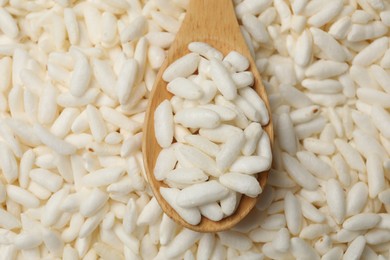 Photo of Wholegrain puffed rice and wooden spoon, top view