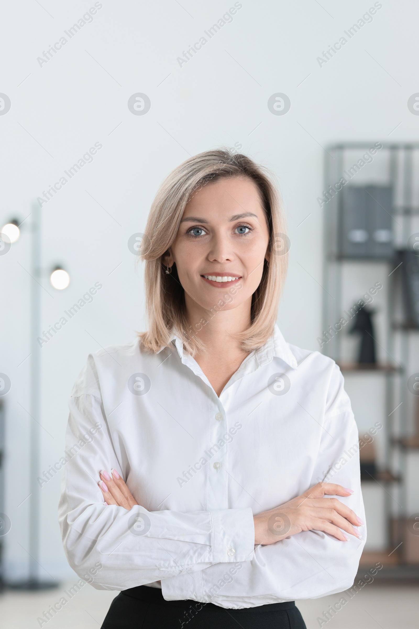 Photo of Portrait of businesswoman with crossed arms in office