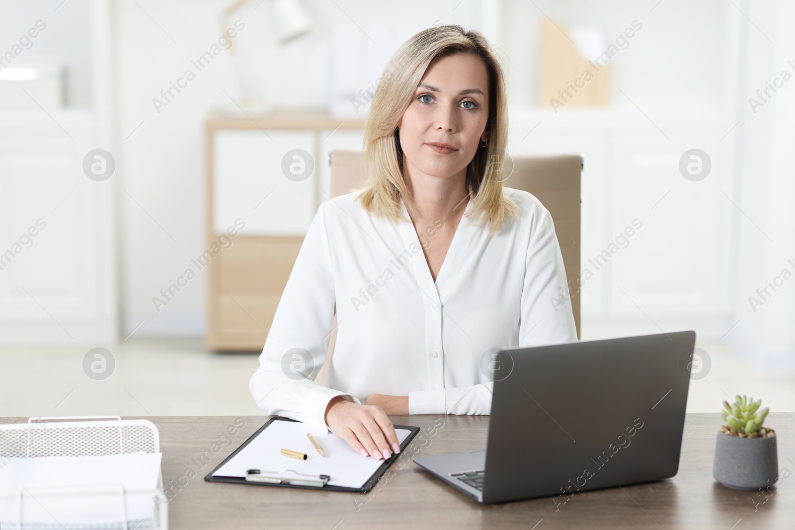 Photo of Portrait of businesswoman at table in office