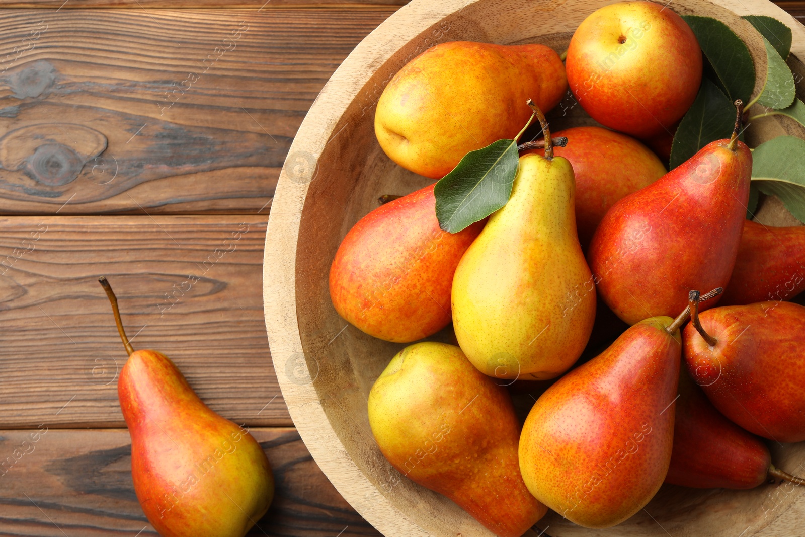 Photo of Ripe juicy pears on wooden table, top view