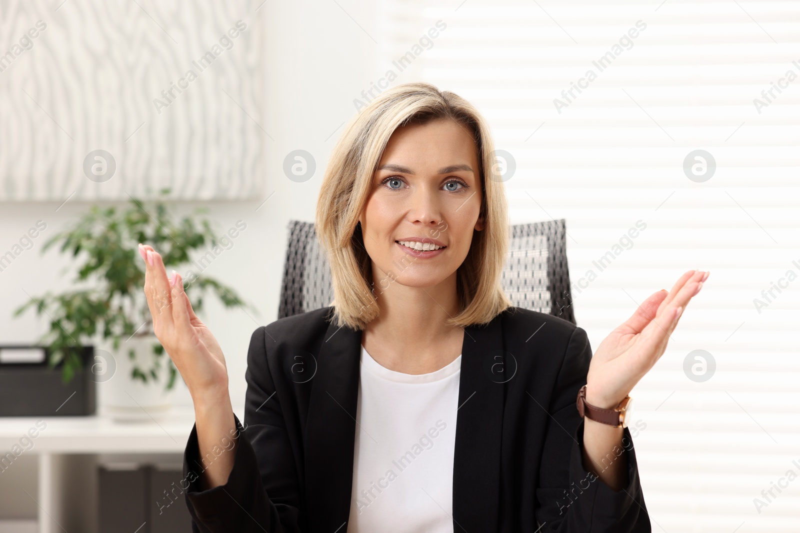 Photo of Portrait of happy businesswoman in jacket indoors