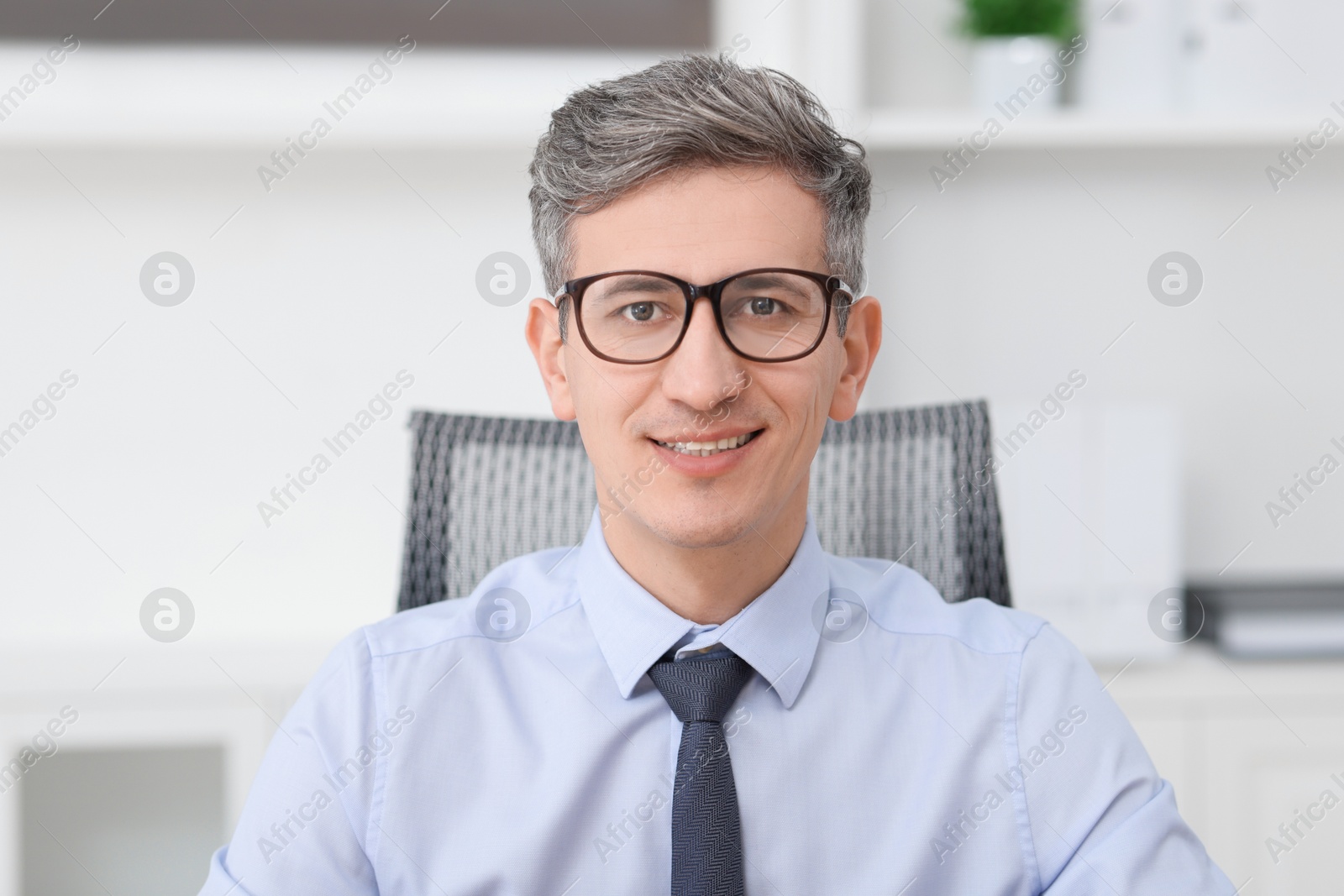 Photo of Portrait of businessman with glasses in office