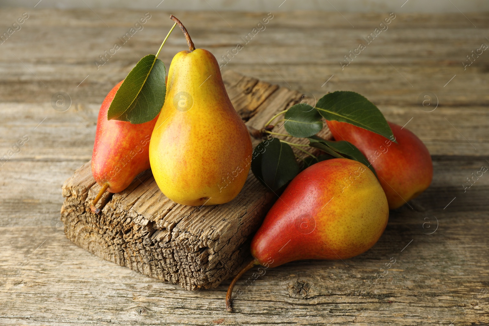 Photo of Many ripe juicy pears on wooden table