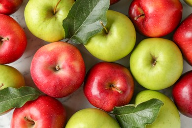 Photo of Ripe red and green apples on table, flat lay