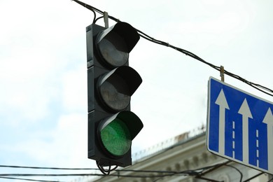 Photo of View of traffic light in city on sunny day