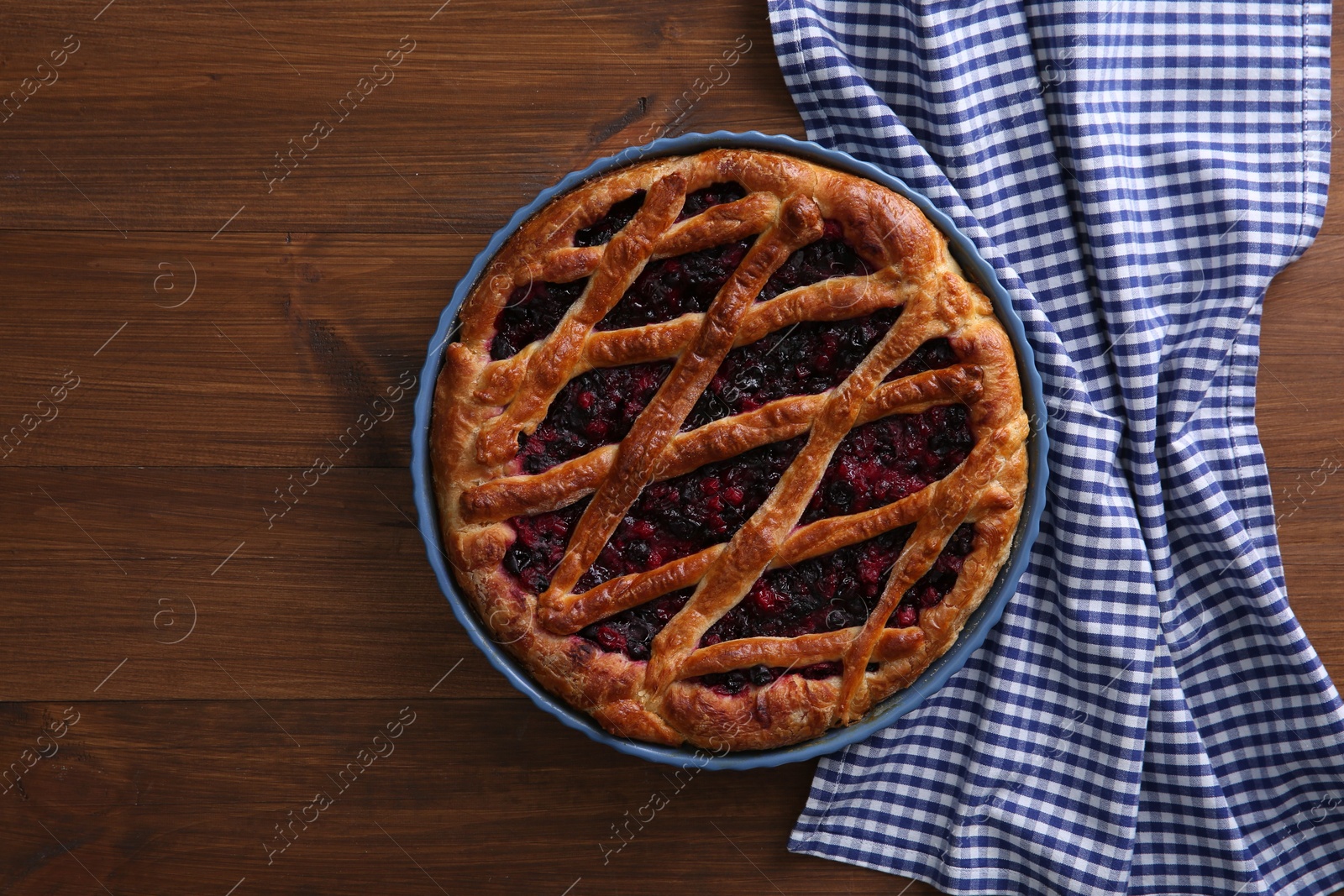 Photo of Delicious currant pie on wooden table, flat lay. Space for text