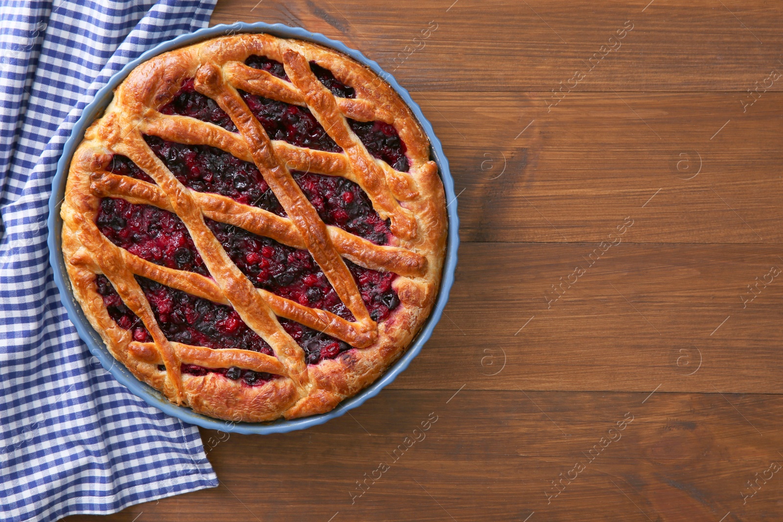 Photo of Delicious currant pie on wooden table, flat lay. Space for text