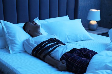 Photo of Man in sleepwalking condition screaming on bed