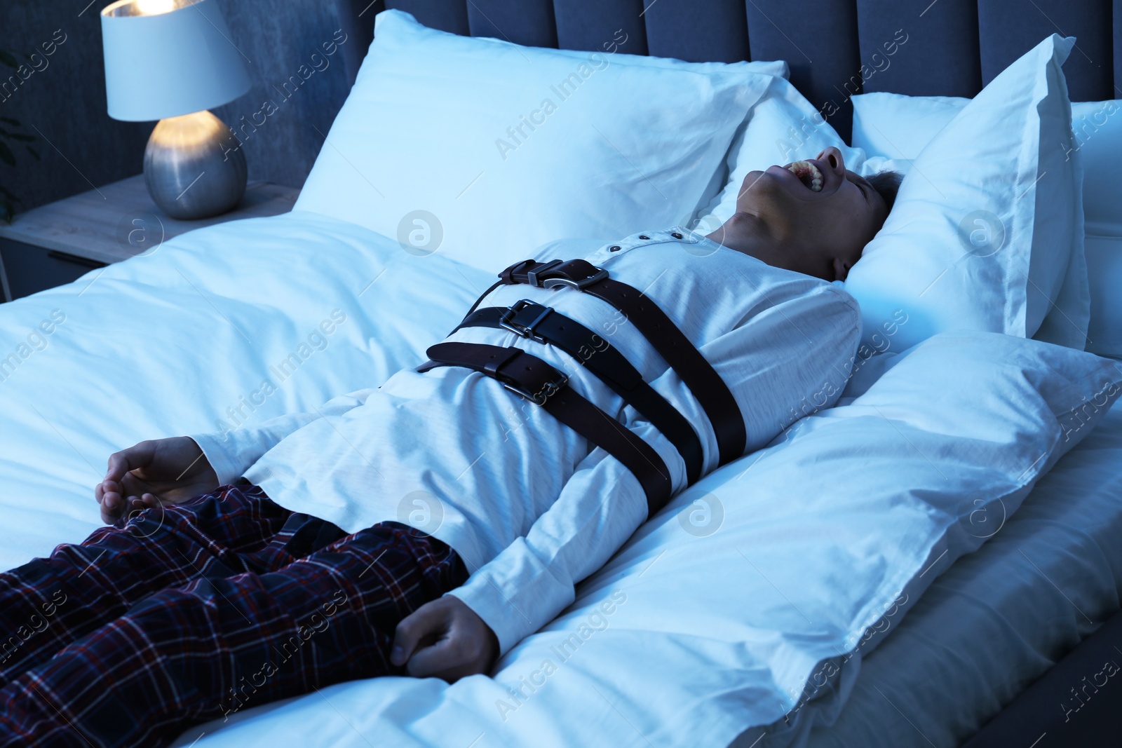 Photo of Man in sleepwalking condition screaming on bed