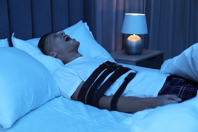 Photo of Man in sleepwalking condition screaming on bed