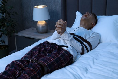 Photo of Man in sleepwalking condition screaming on bed