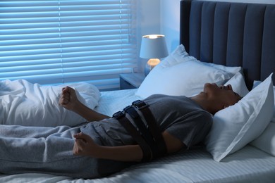 Photo of Man in sleepwalking condition screaming on bed