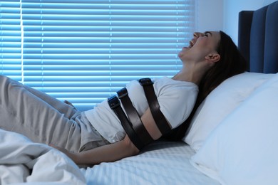 Photo of Woman in sleepwalking condition screaming on bed