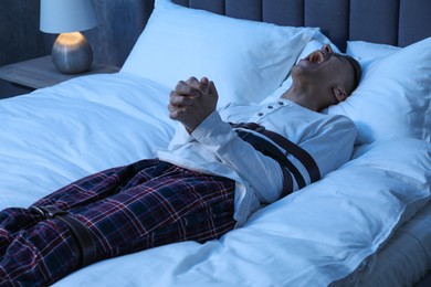 Photo of Man in sleepwalking condition screaming on bed