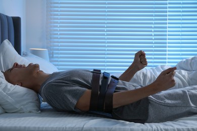 Photo of Man in sleepwalking condition screaming on bed