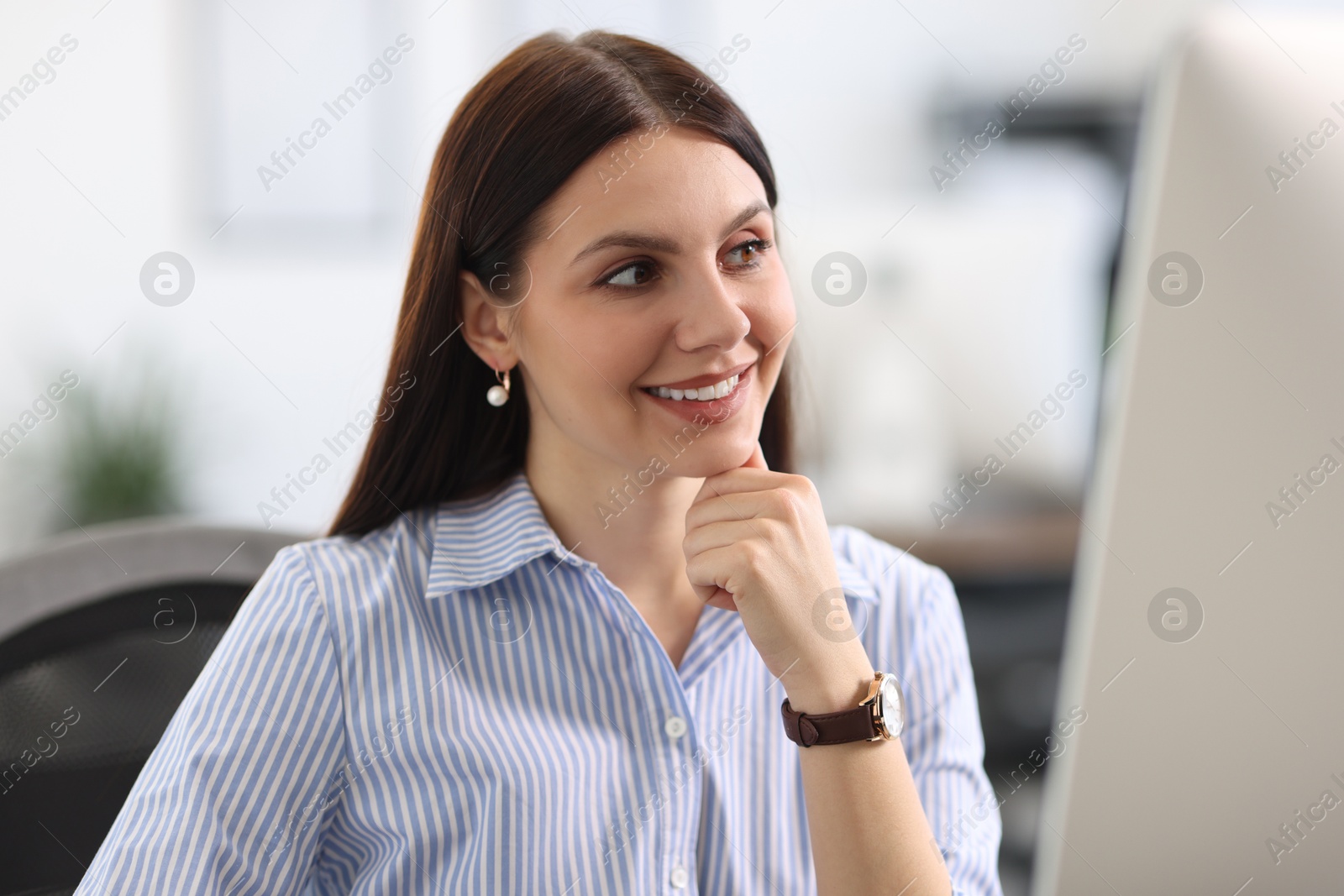 Photo of Portrait of happy banker in shirt at workplace