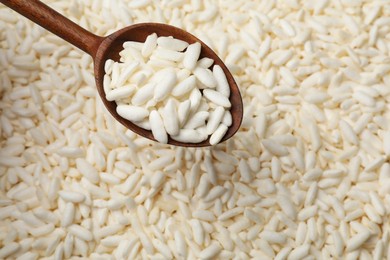 Photo of Spoon over wholegrain puffed rice, top view