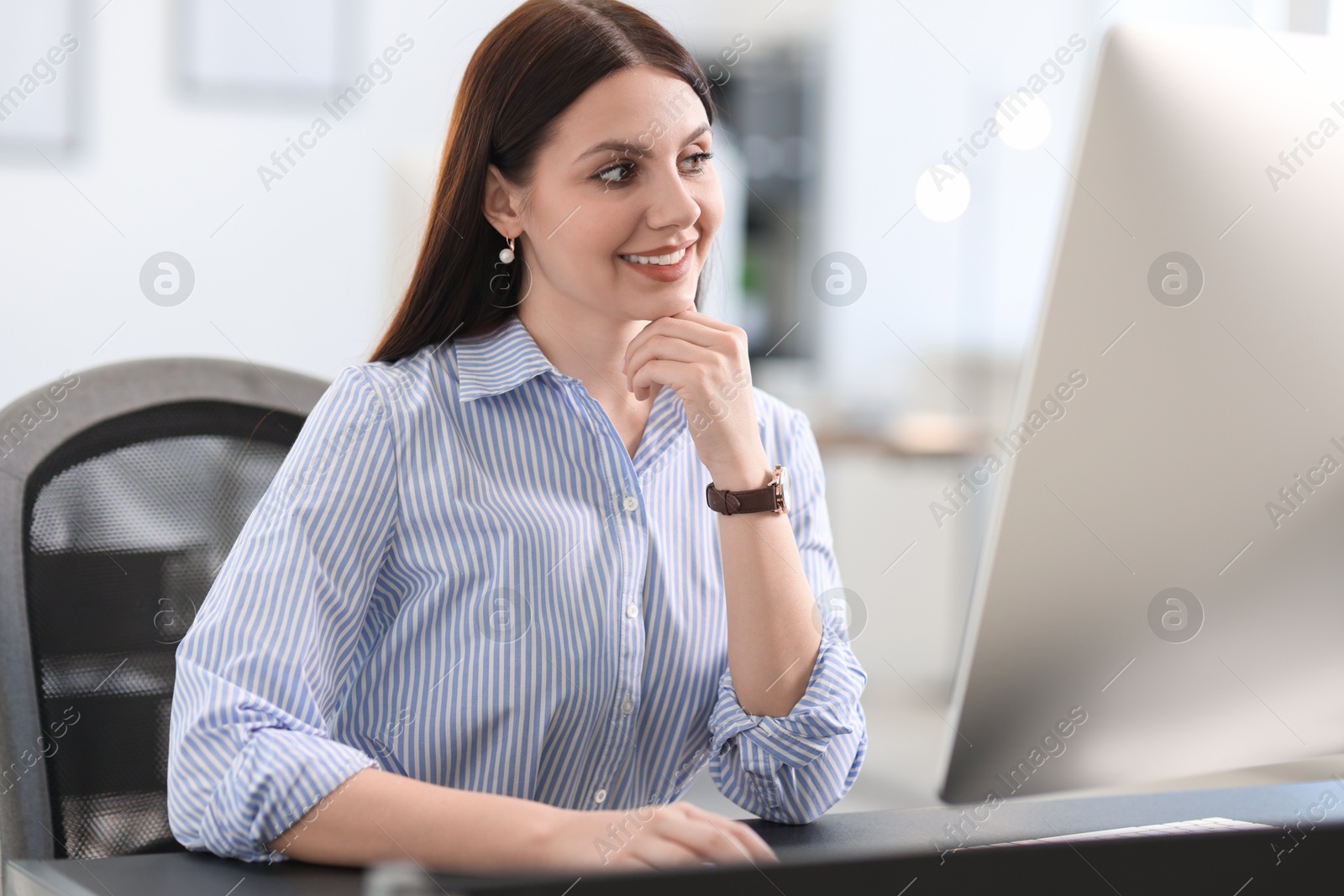 Photo of Portrait of banker at desk in office