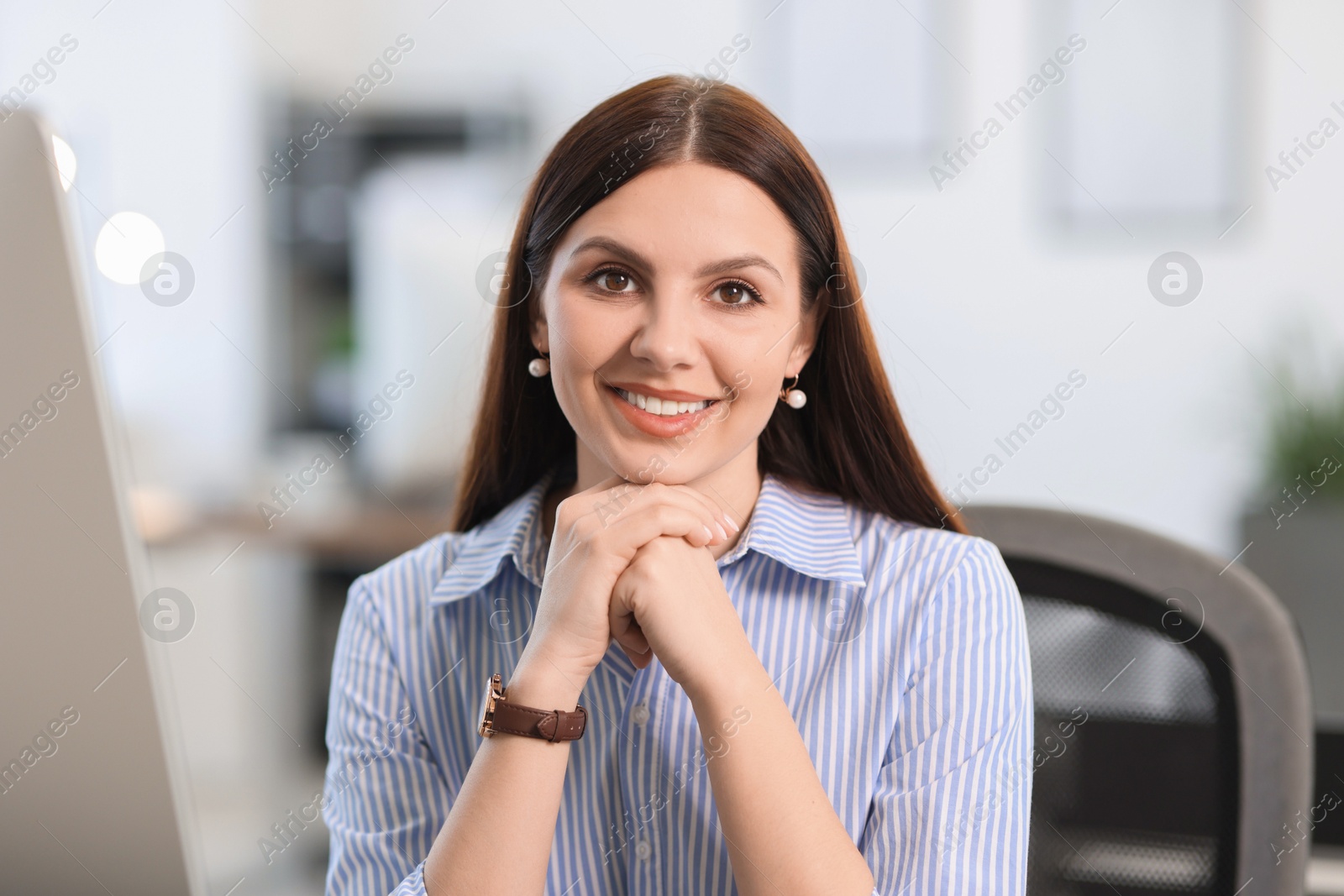 Photo of Portrait of happy banker in shirt at workplace