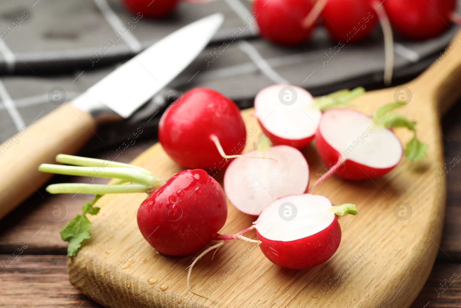 Many fresh radishes on wooden table, closeup Photo of Many fresh radishes on wooden table, closeup