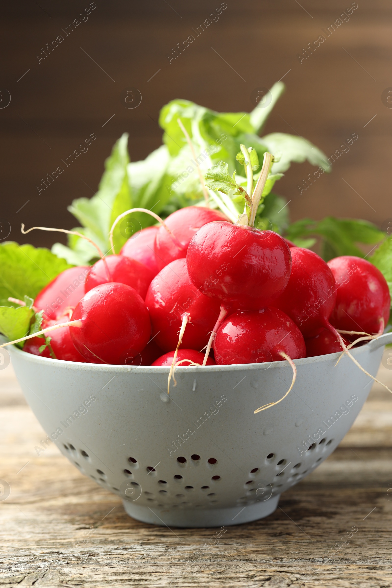 Many fresh radishes on wooden table, closeup Photo of Many fresh radishes on wooden table, closeup
