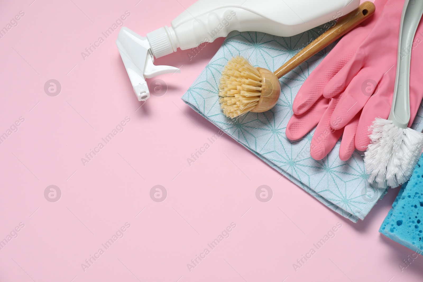 Photo of Detergent and supplies on pink background, flat lay. Space for text