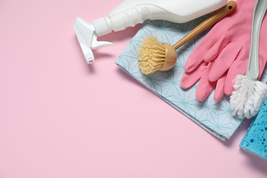 Photo of Detergent and supplies on pink background, flat lay. Space for text