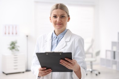 Photo of Portrait of professional doctor with clipboard in hospital