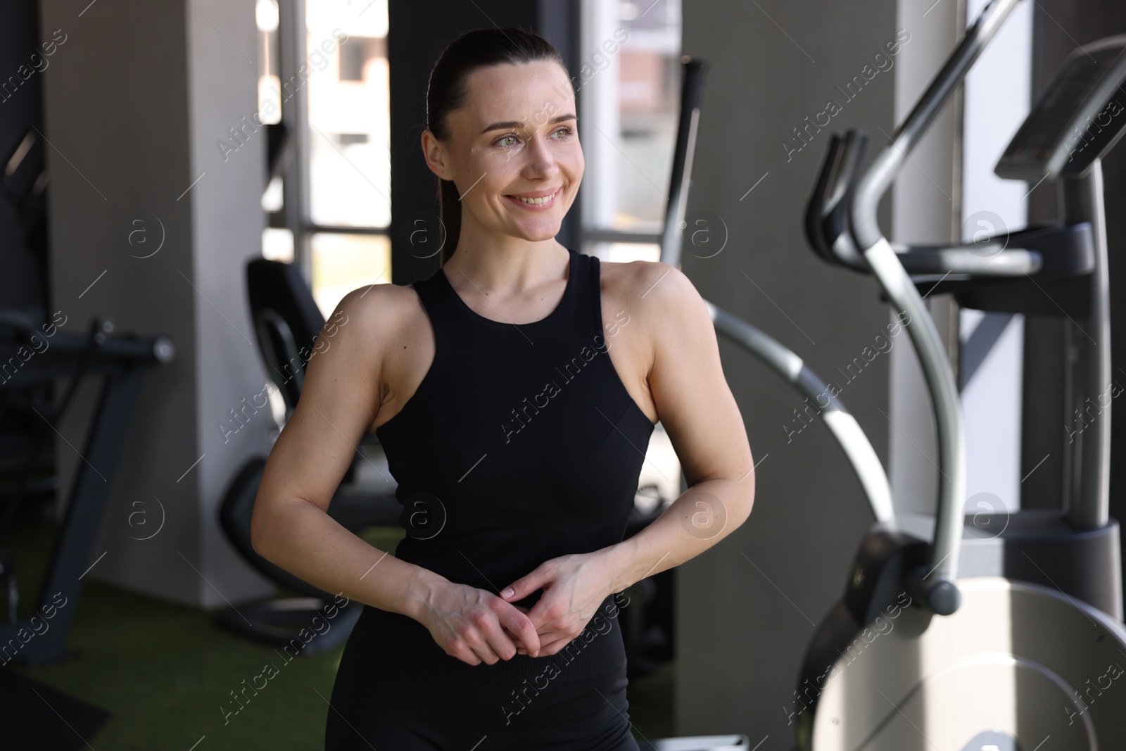 Photo of Portrait of smiling athletic woman in gym