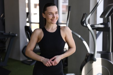 Photo of Portrait of smiling athletic woman in gym