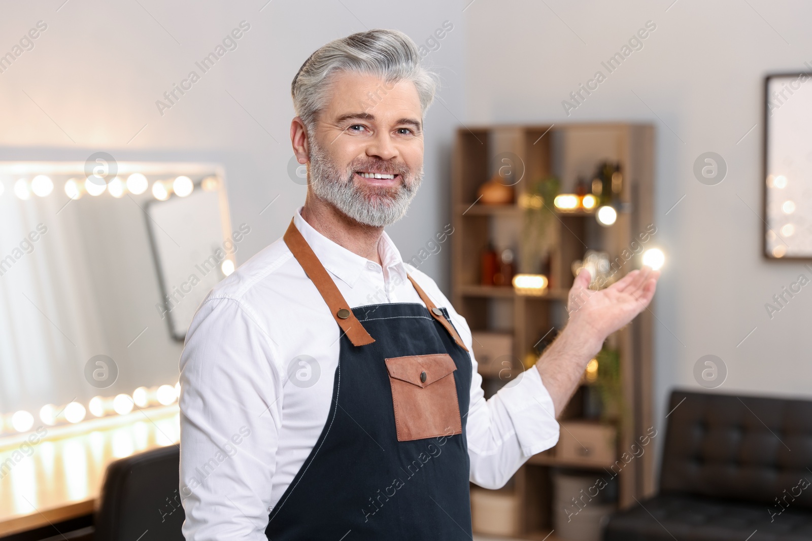 Photo of Portrait of smiling hairdresser in beauty salon