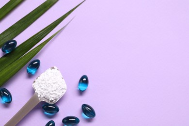 Photo of Collagen capsules, leaves and spoon with powder on violet background, flat lay. Space for text