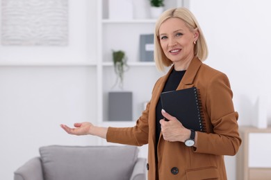 Photo of Portrait of professional psychologist with notebook in office