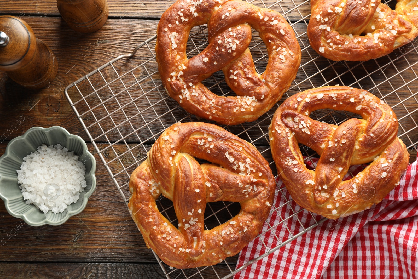 Tasty pretzels with salt on wooden table, flat lay Photo of Tasty pretzels with salt on wooden table, flat lay