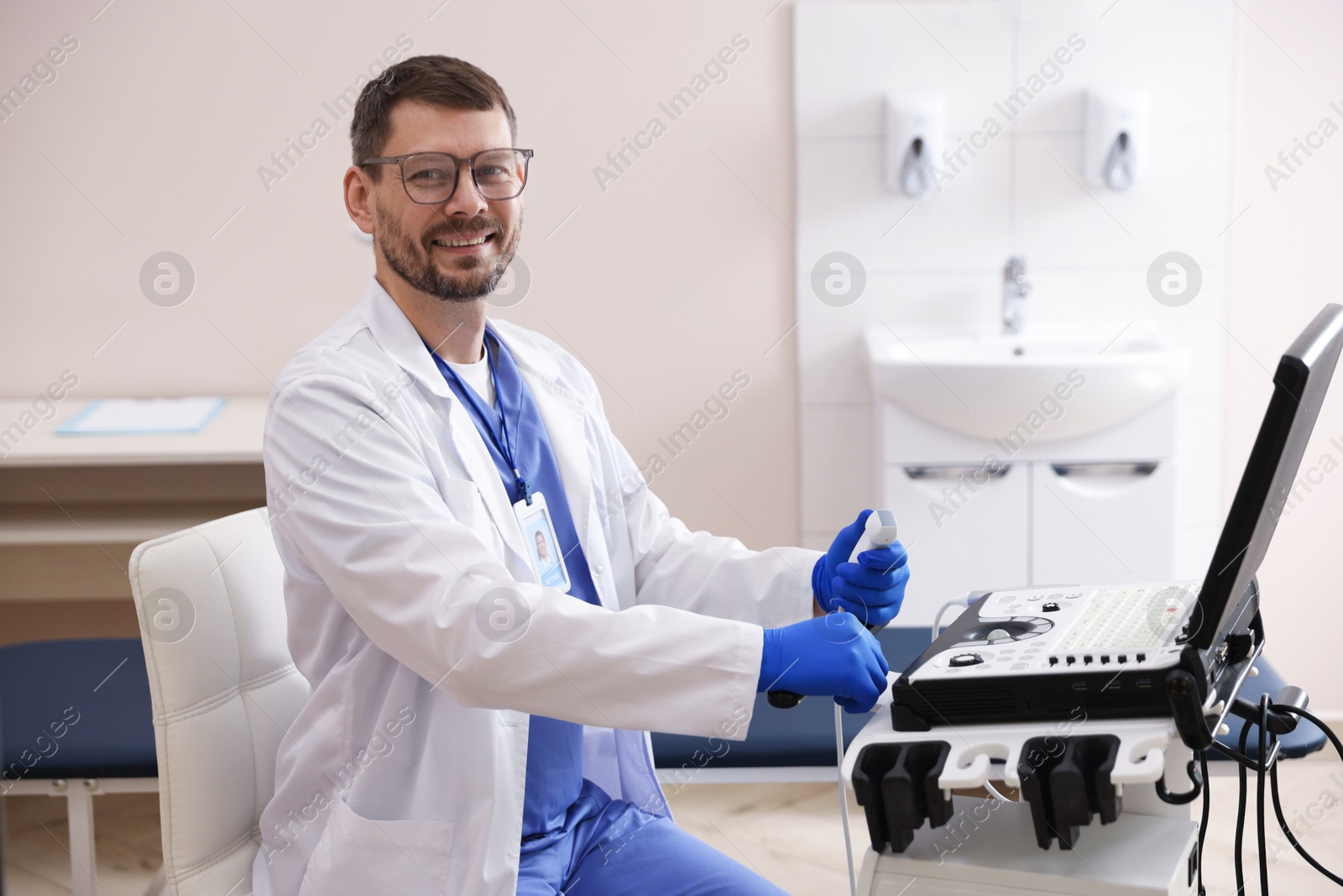 Professional sonographer with ultrasound machine in clinic Photo of Professional sonographer with ultrasound machine in clinic