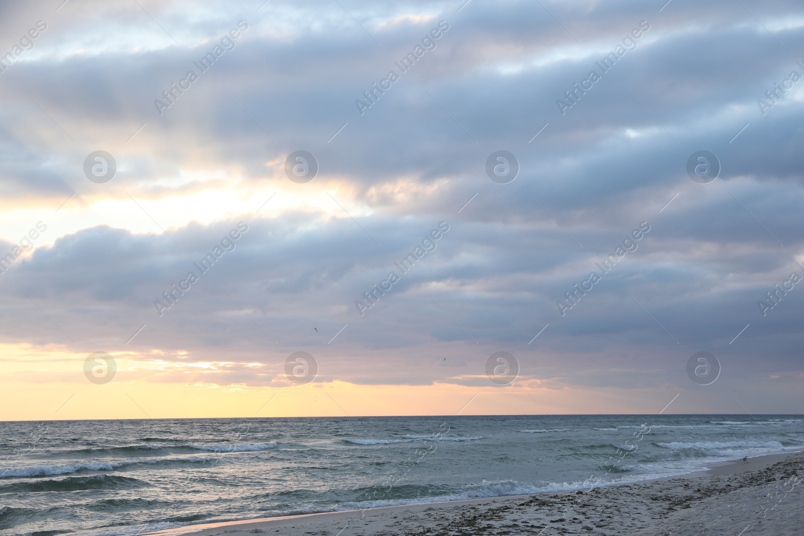 Photo of Picturesque view of cloudy sky over sea at sunset