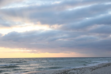 Photo of Picturesque view of cloudy sky over sea at sunset