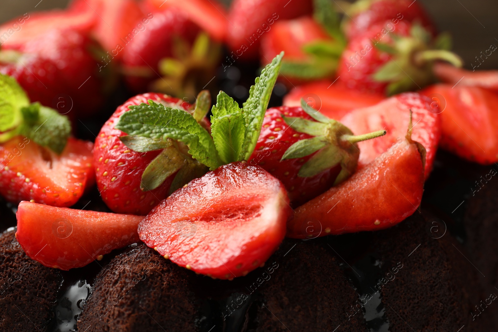 Delicious chocolate bundt cake with strawberries and mint, closeup Photo of Delicious chocolate bundt cake with strawberries and mint, closeup