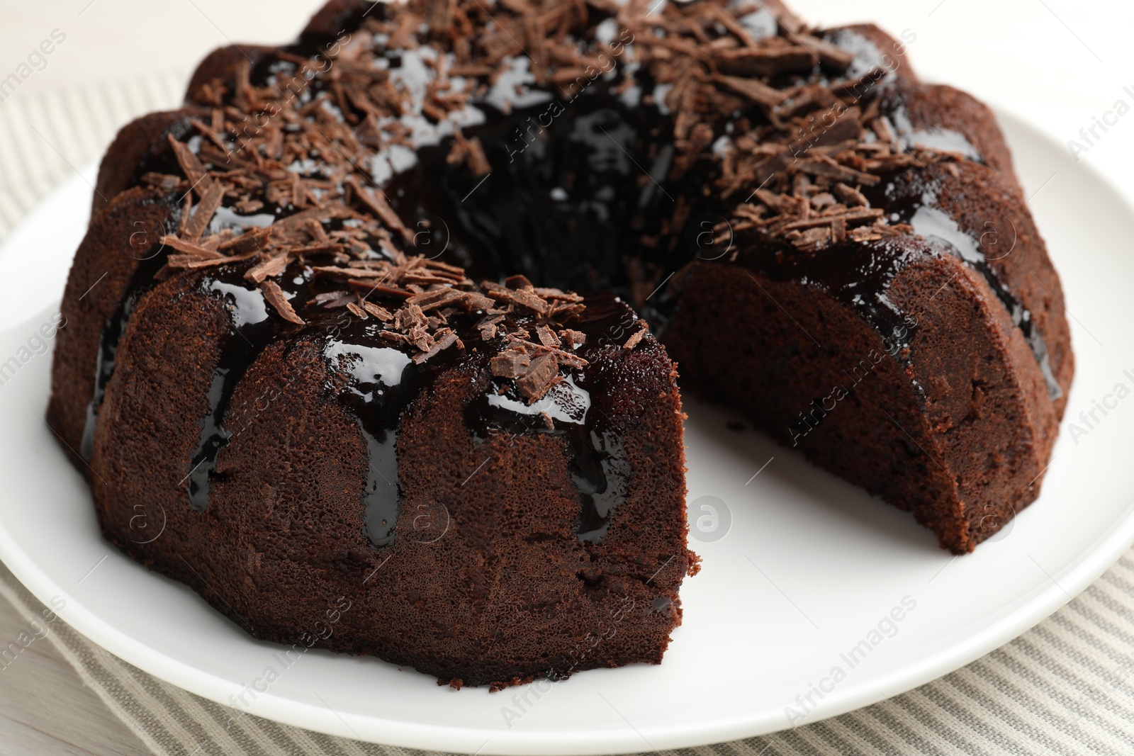 Delicious chocolate bundt cake on table, closeup Photo of Delicious chocolate bundt cake on table, closeup