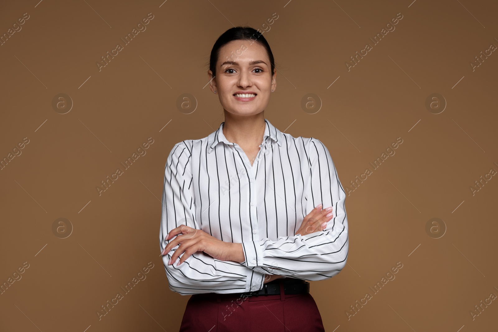 Photo of Portrait of confident business woman on brown background