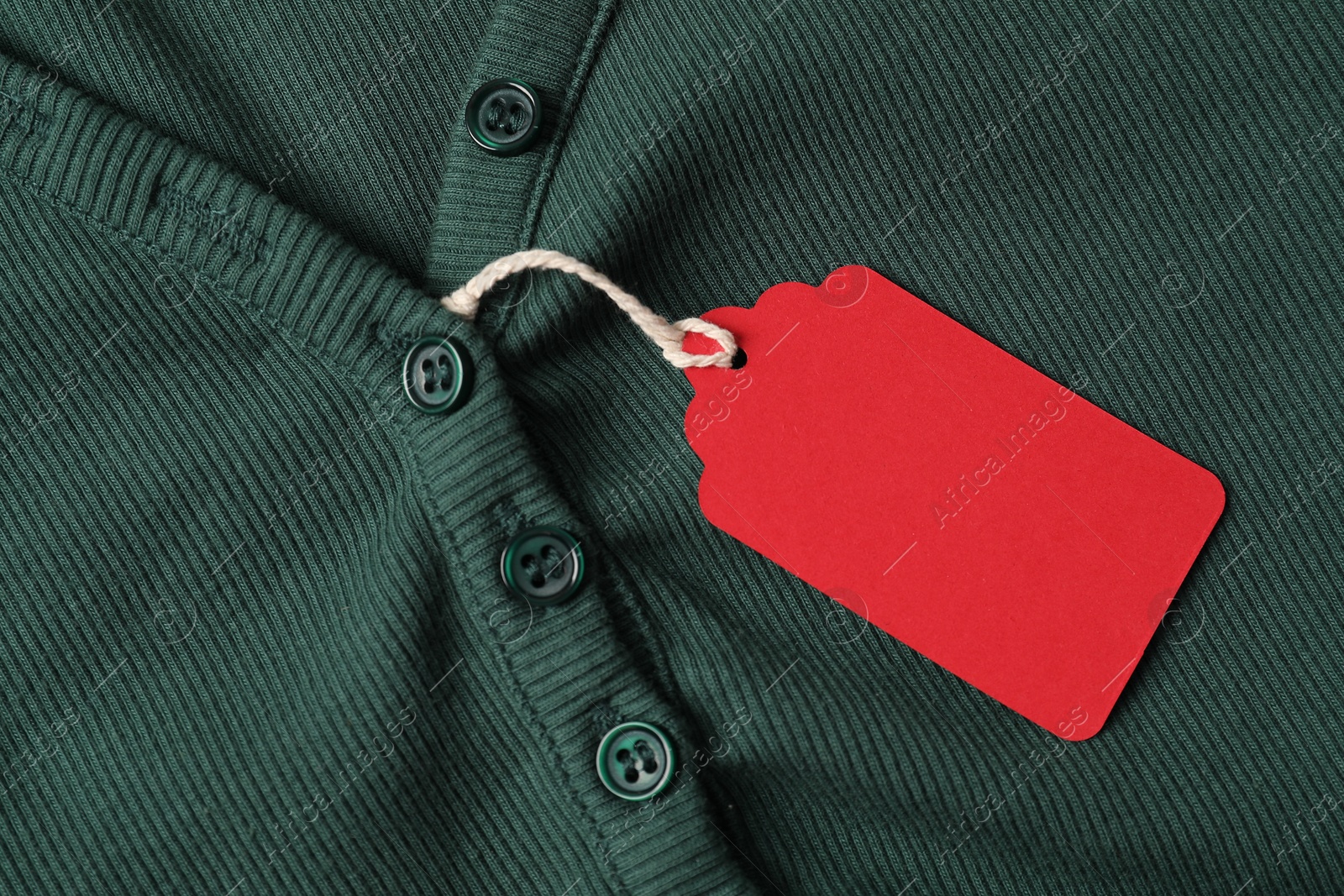 Cardboard tag on green cloth, top view Photo of Cardboard tag on green cloth, top view