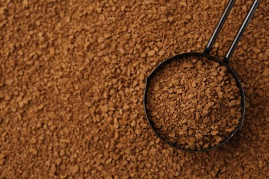 Photo of Scoop on aromatic granulated instant coffee, top view. Space for text