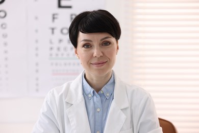 Photo of Portrait of professional ophthalmologist wearing uniform in clinic