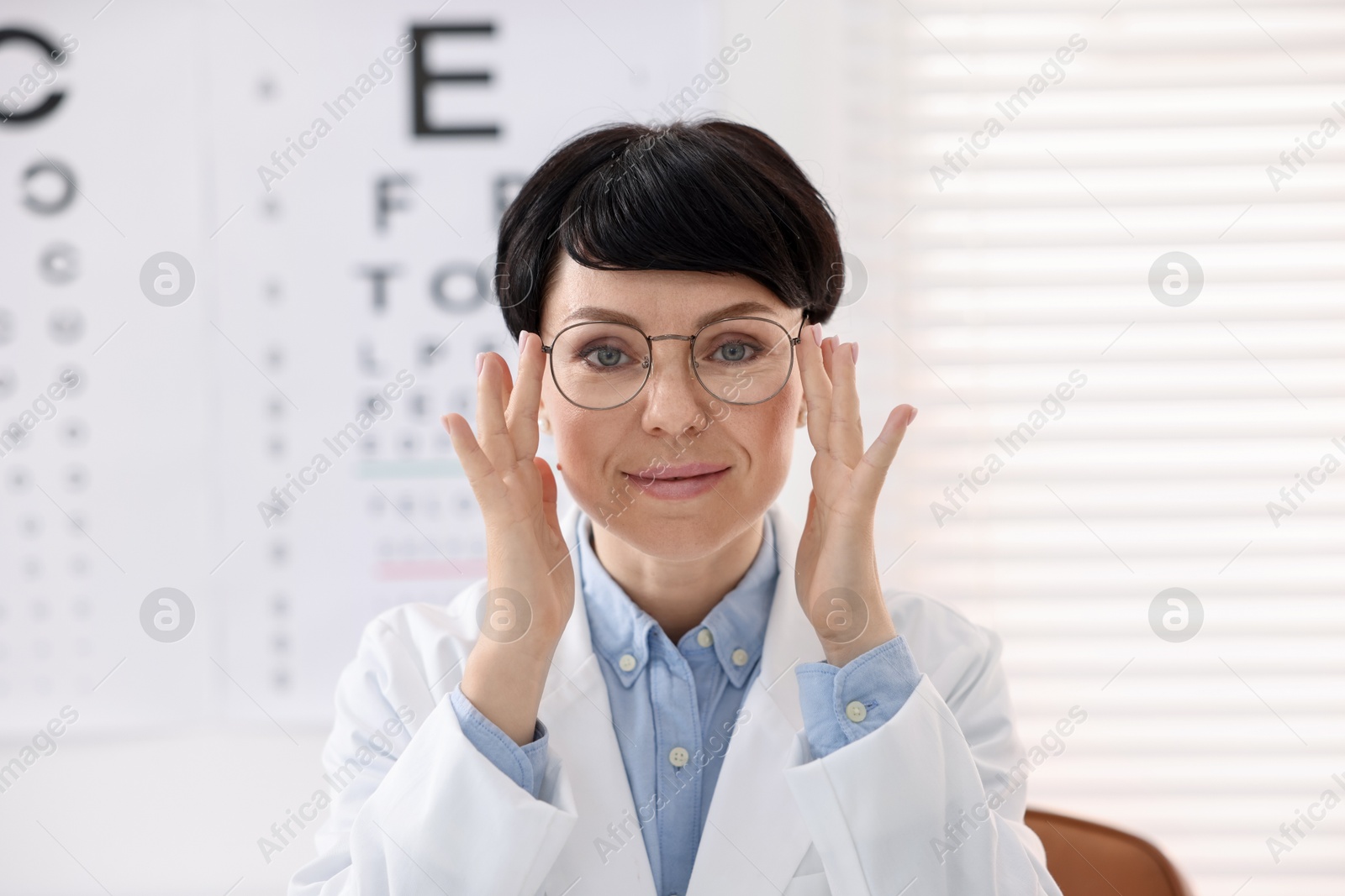 Photo of Portrait of professional ophthalmologist wearing uniform in clinic