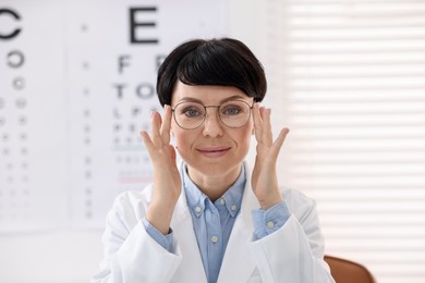 Photo of Portrait of professional ophthalmologist wearing uniform in clinic