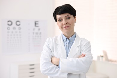 Photo of Portrait of professional ophthalmologist with crossed arms in clinic